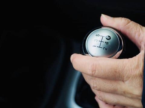 【特大悲報】日本車メーカー「日本では99%以上の車がオートマなんです」