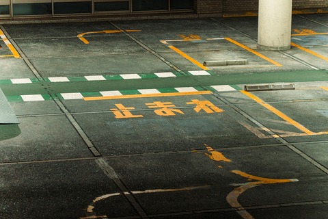 【悲報】駐車場内の「止まれ」を律儀に守るやつｗｗｗｗｗｗ
