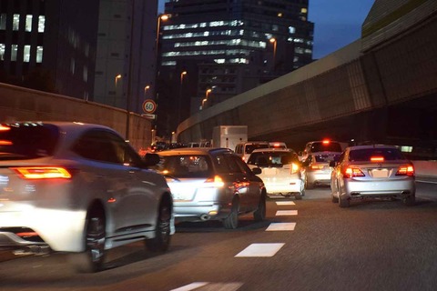 【悲報】『ウインカー』を出せば車線譲ってくれると思ってるやつｗｗｗｗｗｗ