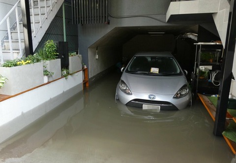 【速報】日本が誇る水道、ガチで車に攻撃をしてしまった結果wwwww