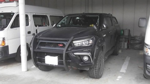 【悲報】トヨタ・ハイラックス(幅190cm)、4mの道路を爆走した結果・・・・