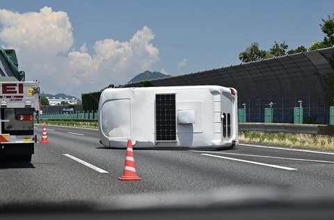 【動画】女子大生5人が乗った車、ガチで横転してしまうｗｗｗｗｗｗ