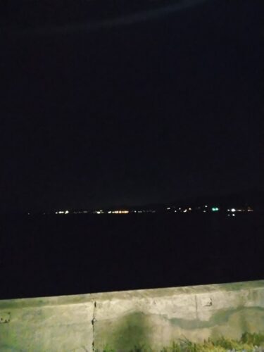 友達に借りたオンボロ車で海まで来たぜ