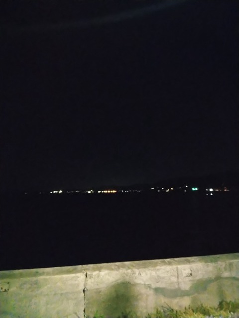 友達に借りたオンボロ車で海まで来たぜ
