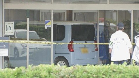 【悲報】車、ガチで病院に突っ込んでしまう!!!!!!