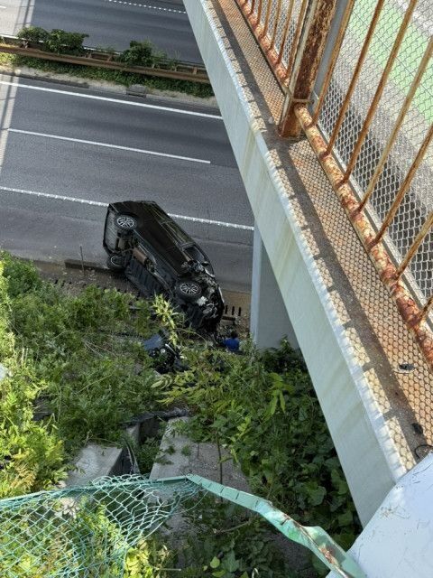 【画像】黒のミニバン、一般道から高速道路に落下してしまった結果・・・