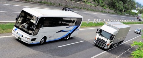 ドライバーに転職したいワイ『トラックとバスってどっちがマシなの？』