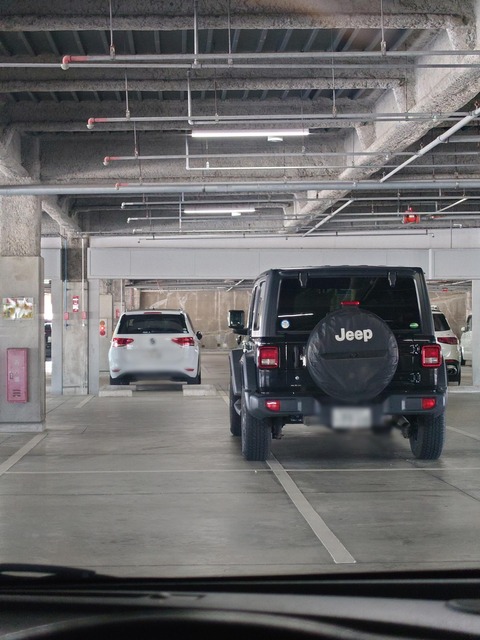 駐車場なんやがこれジープの隣って停めてもええんか？