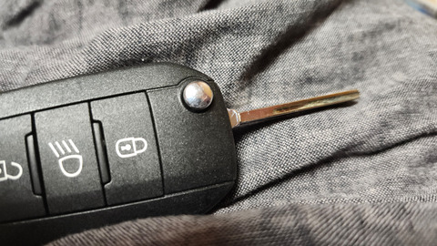 30万円の中古車買ったらキーを捻ってエンジンかけるタイプでわろた
