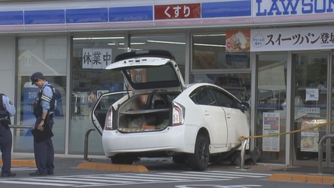 【画像】プリウス、防護柵を破壊してローソンに入店