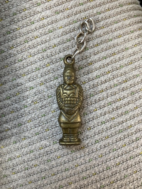 中古車の助手席の背もたれのポケットからなんか出てきたんやが、、