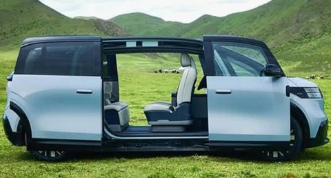 【画像】中国のミニバンが凄い！1000ccなのに420馬力、ドアをほぼフルオープン！